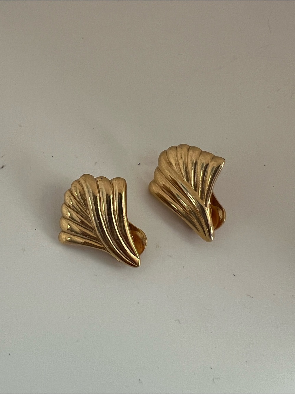 Vintage Gold Fan Clip-On Earrings Art Deco 80s Old Money Quiet Luxury Statement - Picture 5 of 5